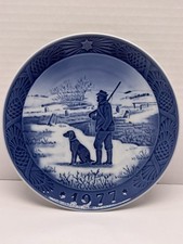 Royal Copenhagen 1977 Christmas Plate 'Immervad Bridge' with Hunter and Dog — listing 6