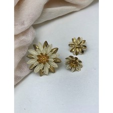 Sarah Coventry Water Lily Brooch and Earrings Set Cream Enamel Gold Tone — listing 6
