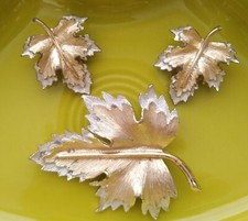 Sarah Coventry "Nature's Choice" #7933 Silver and Gold-Tone Maple Leaf Brooch and Clip Earrings Set in Original Box — listing 4