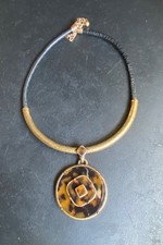Gold-Tone Necklace with Round Tortoiseshell-Pattern Resin Pendant — listing 5