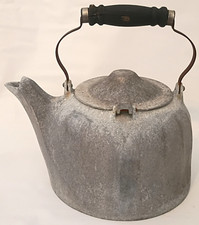 Wagner Ware Sidney -O- Cast Iron Kettle with Coil Spring Bail Handle and Spout — listing 5