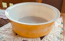 Pyrex Butterfly Gold Round Casserole Dish with Clear Lid — listing 6