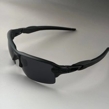 Pair of Sunglasses in Zippered Hard Case — listing 4