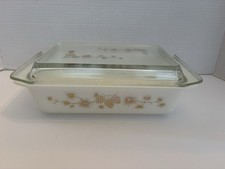 Vintage Pyrex Early American / Homestead Pattern Casserole Dish with Glass Lid and Serving Cradle — listing 2