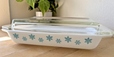 Vintage Pyrex Early American / Homestead Pattern Casserole Dish with Glass Lid and Serving Cradle — listing 5