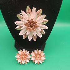 Sarah Coventry Water Lily Brooch and Earrings Set Cream Enamel Gold Tone — listing 3