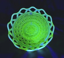 Vaseline Uranium Glass Open Lace-Edge Bowl with Opalescent Rim and Basketweave Pattern, 7 inch — listing 6
