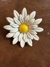 Vintage 1960s Mod Pink Enamel Daisy Brooch and Clip-On Earrings Set — listing 4
