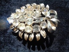 Vintage Retro Gold-Tone Scroll Bow Brooch with Clear Rhinestones and Baguettes — listing 6