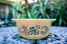 Vintage Pyrex 474-B 1.5 Qt Round Casserole with Lid, Gold Hex Signs / Cross-Stitch Pattern on White — listing 6