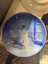 Royal Copenhagen 1977 Christmas Plate 'Immervad Bridge' with Hunter and Dog — listing 4
