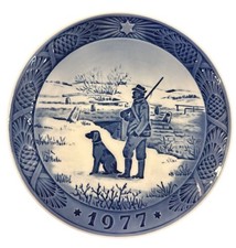 Royal Copenhagen 1977 Christmas Plate 'Immervad Bridge' with Hunter and Dog — listing 5