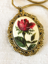 Vintage Round Floral Rose Cameo Brooch with Filigree Gold-Tone Frame