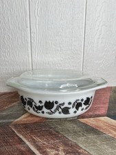 Pyrex Early American / Colonial-style Bowl with Black Tulip and Roosters Pattern — listing 2