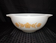 Pyrex Butterfly Gold Round Casserole Dish with Clear Lid — listing 2