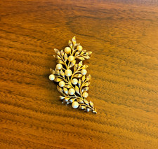 Crown Trifari Gold-Tone Brushed Leaf Wreath Brooch, 1.75 inch — listing 5