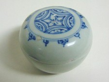 Vintage Blue & White Floral Covered Casserole Dish with Lid Yes - it says a brand name/country — listing 5