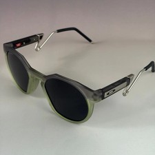 Pair of Sunglasses in Zippered Hard Case — listing 3