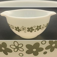 Vintage Pyrex Spring Blossom Green (Crazy Daisy) Round Casserole Dish with Clear Lid