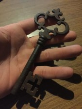 Ornate Cast Metal Wall-Mounted 3-Hook Key Rack with Scrollwork Openwork Panel — listing 3