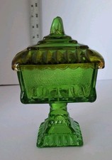 Vintage Emerald Green Pressed Glass Square Pedestal Covered Candy Dish / Wedding Box — listing 2