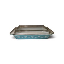 Vintage Pyrex Early American / Homestead Pattern Casserole Dish with Glass Lid and Serving Cradle — listing 4