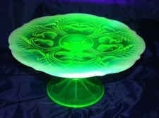 Green Uranium Glass 10-inch Footed Cake Plate with Sunflower/Daisy Etched Pattern — listing 6