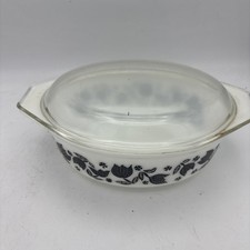 Pyrex Early American / Colonial-style Bowl with Black Tulip and Roosters Pattern — listing 3