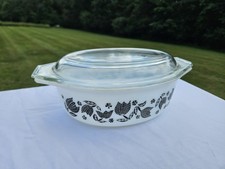 Vintage Pyrex Black Tulip (Golden Tulip) Oval Casserole Dish with Lid and Serving Cradle — listing 2