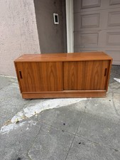 Mid-Century Modern Teak Veneer Storage Unit / Sideboard with Sliding Doors — listing 3