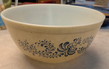 Vintage Pyrex Homestead Nesting Mixing Bowl Set (3 Bowls)