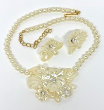 Vintage Gold-Tone Faux Pearl Cabochon Brooch with Fluted Wing Design — listing 4