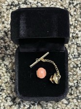Vintage Coral Cabochon 18k Gold Tie Tack Pin with Safety Chain — listing 3