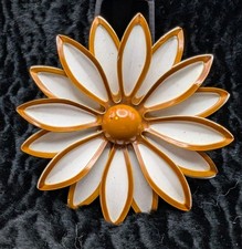 Vintage 1960s Mod Pink Enamel Daisy Brooch and Clip-On Earrings Set — listing 3