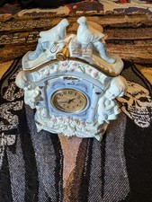 Vintage Porcelain Cherub Mantle Clock with Gilt Accents — listing 5