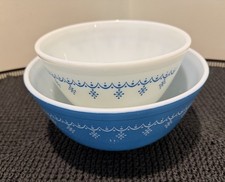 Vintage Pyrex White Milk Glass Mixing/Serving Bowl with Ribbed Base — listing 4
