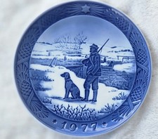 Royal Copenhagen 1977 Christmas Plate 'Immervad Bridge' with Hunter and Dog — listing 3