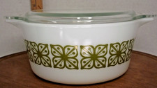 Pyrex Verde Square Flowers Round Casserole Dish with Clear Lid