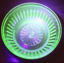 Green Beaded Lace Pattern Glass Serving Bowl with Scalloped Rim — listing 4