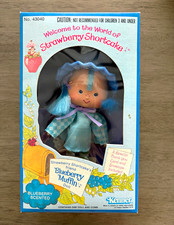Kenner Blueberry Muffin Doll (Flat Hands Variant) with Bonnet & Comb