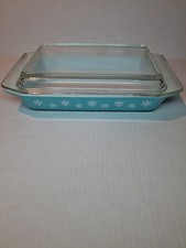 Vintage Pyrex Early American / Homestead Pattern Casserole Dish with Glass Lid and Serving Cradle