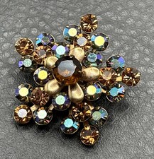 Vintage Gold-Tone Marquise Cluster Ring with Red Center Stone and Clear Rhinestones