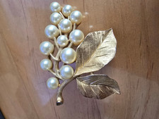 Crown Trifari Gold-Tone Brushed Leaf Wreath Brooch, 1.75 inch — listing 4