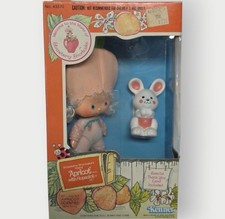 Vintage Strawberry Shortcake Apricot Doll with Hopsalot Bunny Pet, 3 inch, 1980s — listing 4