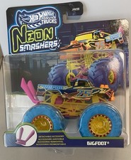 Hot Wheels Monster Trucks Shark Wreak Die-Cast 1:64 Monster Truck (Green/Pink) — listing 5