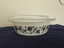 Pyrex Early American / Colonial-style Bowl with Black Tulip and Roosters Pattern — listing 5