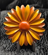 Vintage 1960s Mod Pink Enamel Daisy Brooch and Clip-On Earrings Set — listing 5