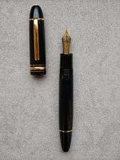 Montblanc-Style Fountain Pen with Gray Harlequin/Diamond Pattern Barrel and Gold Nib