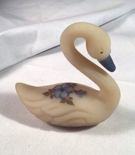 Fenton Custard Satin Glass Swan Figurine, Hand-Painted Daisies, 4 inch — listing 3