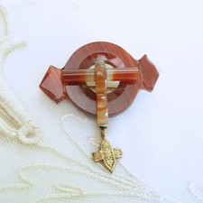 Antique Scottish Agate Pebble Jewellery Brooch with Citrine-Colored Faceted Glass Center